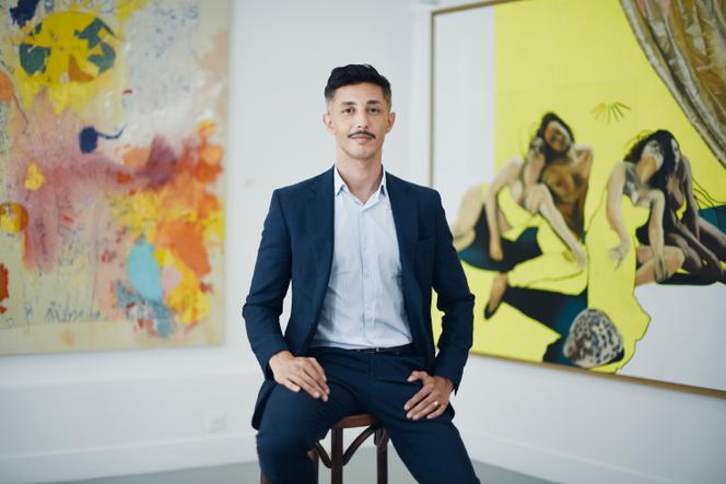 Hamid Khellafi devant les œuvres de Yassine Mekhnache (à gauche) et de Dalila Dalléas Bouzar (à droite), dans sa galerie, à Paris, le 25 juin 2025.