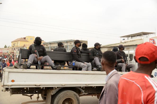Des policiers angolais patrouillent à Luanda lors d’une manifestation contre la hausse du prix des carburants, le 28 juillet 2025.