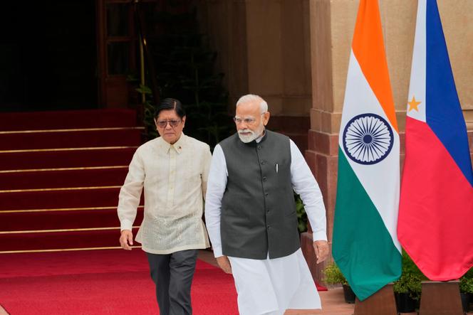 Le premier ministre indien, Narendra Modi (à droite), avec le président des Philippines, Ferdinand Marcos Jr, à New Delhi, le 5 août 2025.
