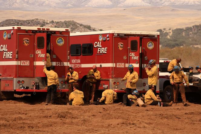 Os bombeiros fazem uma pausa enquanto combatem o incêndio de Gifford nas encostas cobertas de escovas a oeste de New Cuyama, Califórnia, em 4 de agosto de 2025. 