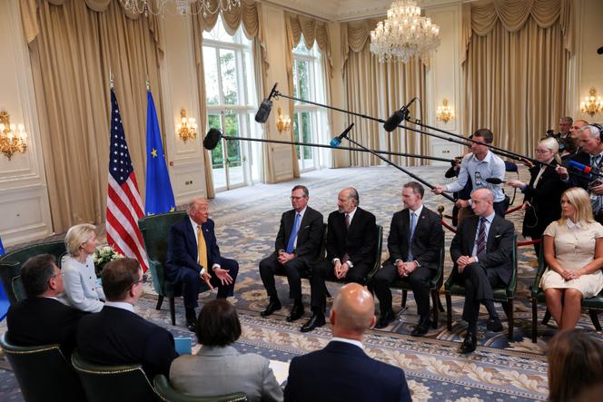 La présidente de la Commission européenne Ursula von der Leyen et le président américain Donald Trump, dans le complexe de golf de Turnberry, propriété du président américain, en Ecosse, le 27 juillet 2025.