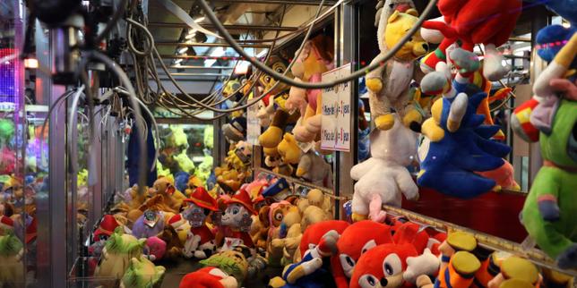 Pourquoi les attrape-peluches de fête foraine nous rendent aussi gagas