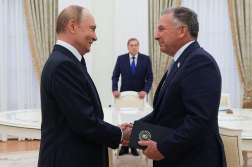 Une photographie distribuée par l’agence officielle Sputnik montrant Vladimir Poutine et Steve Witkoff à Moscou, le 6 août 2025.