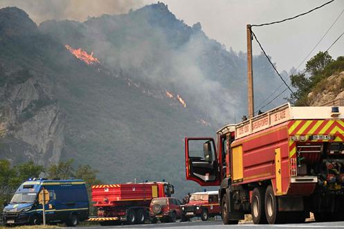 Des camions de pompiers stationnés devant un incendie de forêt près de Fraissé-des-Corbières, dans l’Aude, le 6 août 2025.