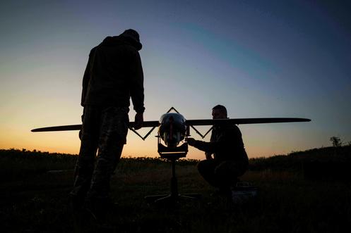 Préparation du drone Penguin, près de la ligne de front de Pokrovsk, le 6 août 2025.