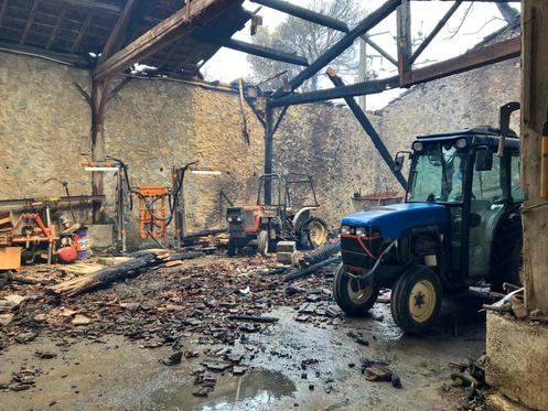 Une partie de l’exploitation calcinée au château Les Palais, un vignoble sur la commune de Saint-Laurent-de-la-Cabrerisse (Aude), le 6 août 2025.