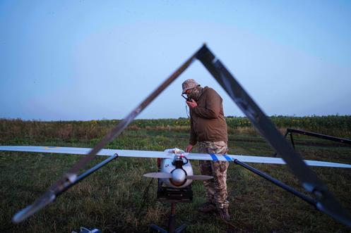 Un soldat de la garde nationale ukrainienne de la 3ᵉ brigade, Spartiate, prépare le vol d’un Penguin, drone tactique léger, près de la ligne de front de Pokrovsk, le 6 août 2025.