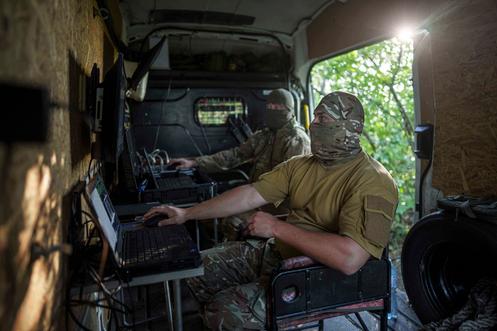 Cellule de pilotage du drone Penguin de la 3ᵉ brigade, Spartiate, près de la ligne de front de Pokrovsk, le 6 août 2025.
