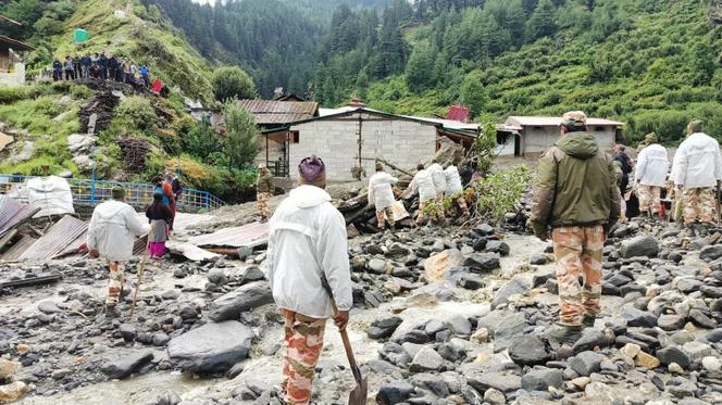 Vue des dégâts causés par de fortes pluies à Dharali, dans l’Uttarakhand, en Inde, le 6 août 2025.