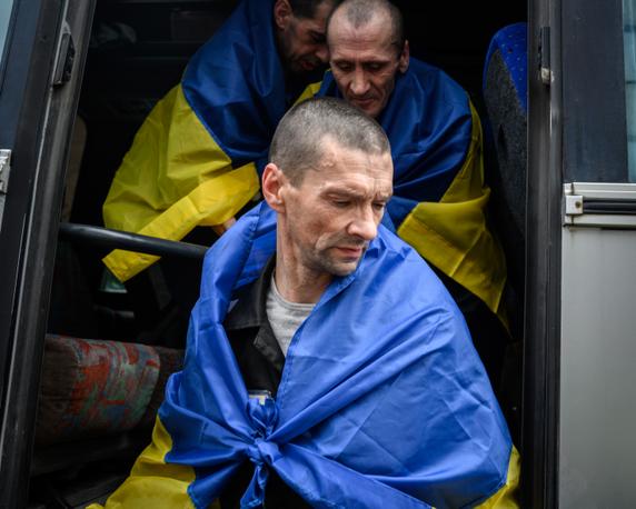 Ukrainian soldiers exit three buses after being exchanged for Russian prisoners at the Belarusian border. Most of them had been imprisoned since 2022. In the Chernihiv region, Ukraine, July 4, 2025.