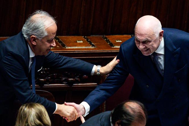 Le ministre de l’intérieur italien, Matteo Piantedosi (à gauche), et son collègue de la justice, Carlo Nordio, au Parlement, à Rome, le 5 février 2025.