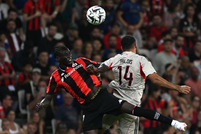 Le défenseur de Nice Kojo Peprah Oppong (à gauche), à la lutte aérienne avec l’attaquant de Benfica Vangelis Pavlidis, lors du match aller du troisième tour de Ligue des champions, à l’Allianz Riviera à Nice, le 6 août 2025.