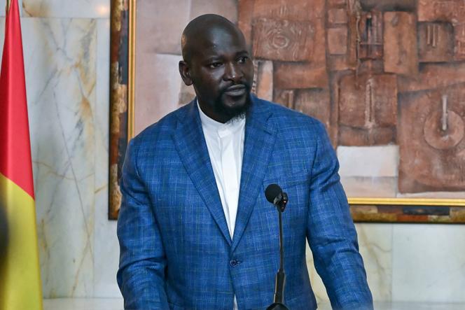 Le président guinéen, Mamadi Doumbouya, lors d’une conférence de presse à Abidjan, en Côte d’Ivoire, le 17 juin 2025.