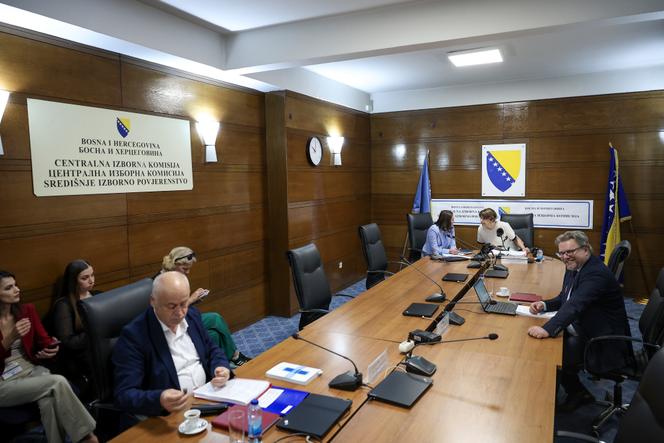 Le membres de la Commission électorale de Bosnie, lors d’une réunion sur la destitution du président de la République serbe, Milorad Dodik, le 6&nbsp;août 2025.