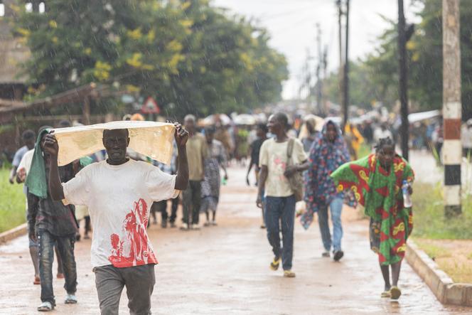 Des personnes déplacées originaires de la province du Cabo Delgado marchent dans les rues de Namapa, au Mozambique, le 27 février 2024.