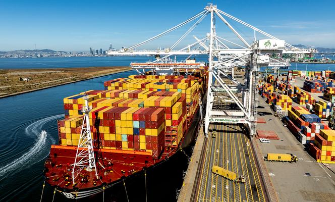 Un porte-conteneurs dans le port d’Oakland (Californie), le 6 août 2025.