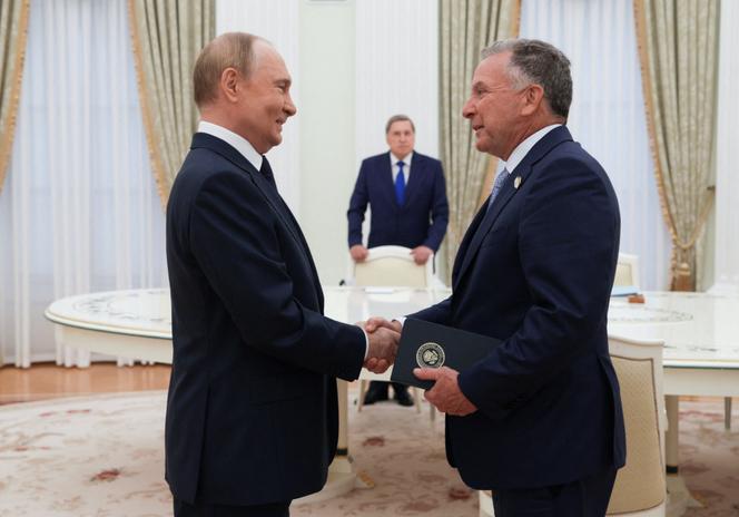 Vladimir Poutine et l’envoyé de Donald Trump, Steve Witkoff, lors d’une réunion à Moscou, le 6 août 2025. (photo diffusée par l’agence russe Sputnik).
