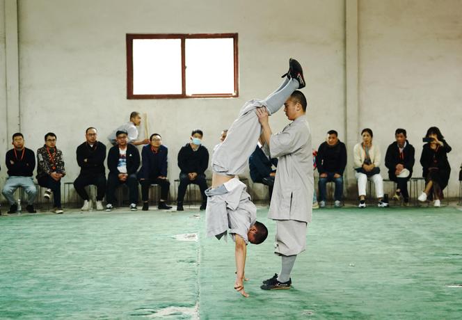Os monges de Shaolin realizam demonstrações de artes marciais na área turística do Templo Shaolin, em Zhengzhou, China em 6 de maio de 2023.