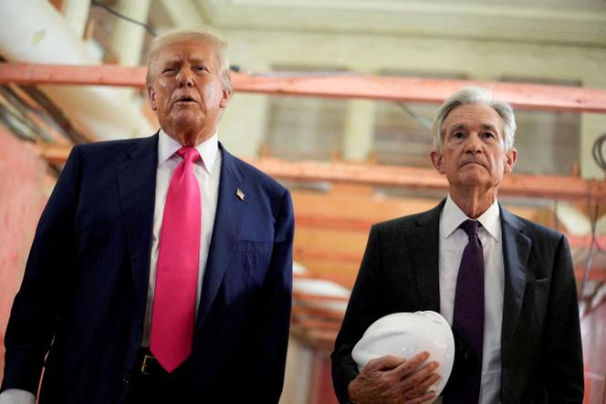 Le président américain Donald Trump et le président de la Réserve fédérale Jerome Powell s’entretiennent lors d’une visite du bâtiment du Conseil de la Réserve fédérale, à Washington, DC, Etats-Unis, le 24 juillet 2025.