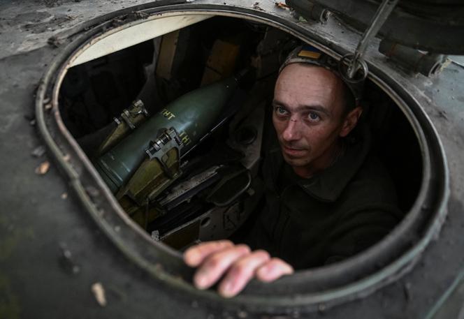 Un soldat ukrainien dans un char 2S1 Gvozdika, sur la ligne de front près de Pokrovsk dans la région de Donetsk, dans l’est de l’Ukraine, le 5 août 2025.