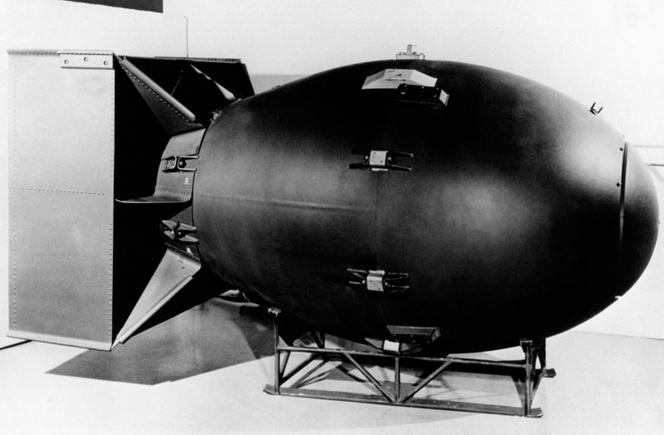 La bombe atomique baptisée « Fat Man », larguée par un bombardier B-29 de l’US Army Air Force au-dessus de Nagasaki, au Japon, le 9 août 1945.