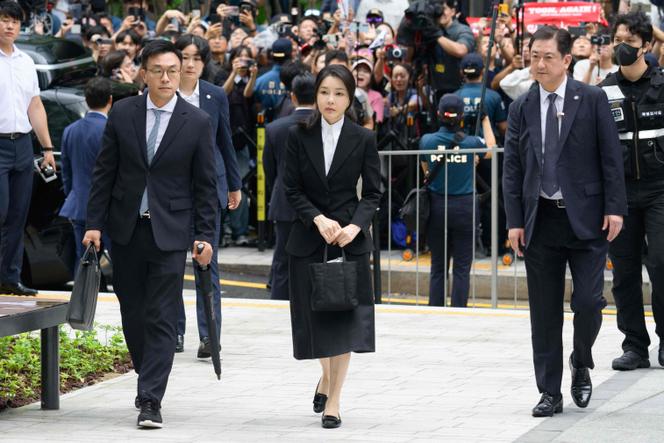 L’épouse de l’ancien président Yoon Suk Yeol, Kim Keon-hee, arrive au bureau du procureur spécial à Séoul, le 6 août 2025. 