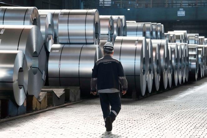 Un ouvrier sidérurgique devant des bobines d’acier, à l’aciérie Thyssenkrupp, à Duisbourg (Allemagne), le 20 mars 2025.