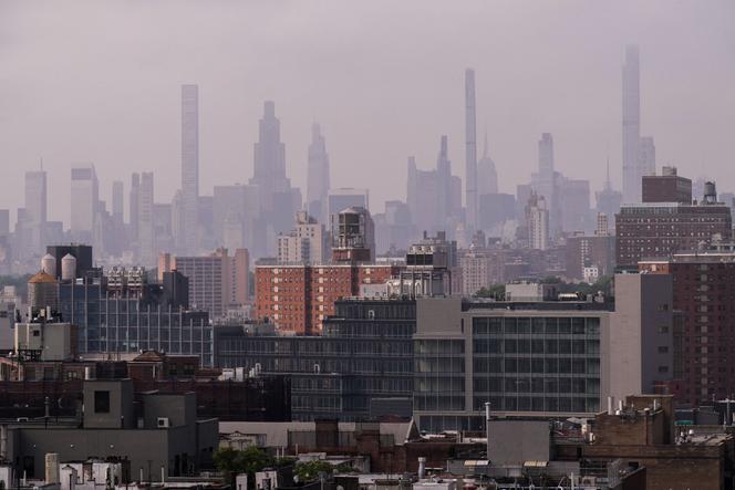 Des tours de refroidissement et des unités de climatisation, dans le quartier de Harlem, à New York, le 6 août 2025.