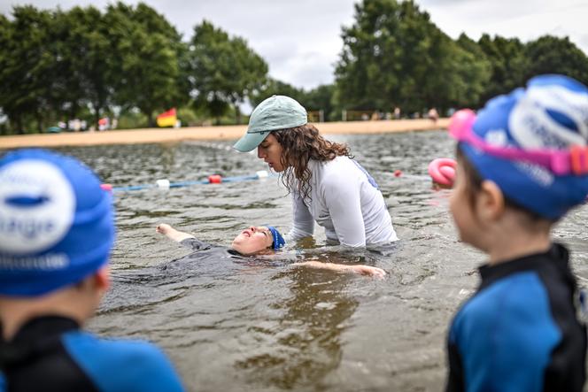 Cours de natation sur la plage lacustre du Teich (Gironde), le 5 juillet 2025.