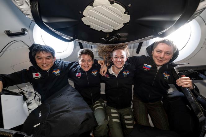 Cette image fournie par la NASA montre les membres de l’équipage Crew-10, avec, de gauche à droite, Takuya Onishi, Anne McClain, Nichole Ayers, et Kirill Peskov, posant pour une photo à l’intérieur du vaisseau spatial SpaceX Dragon qui les a transportés vers la Station spatiale internationale et les ramène sur Terre.