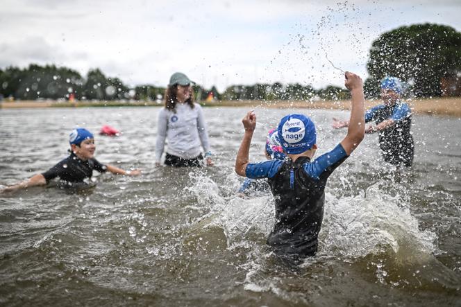 Cours de natation mis en place par le département de la Gironde, sur la plage lacustre du Teich, le 5 juillet 2025.