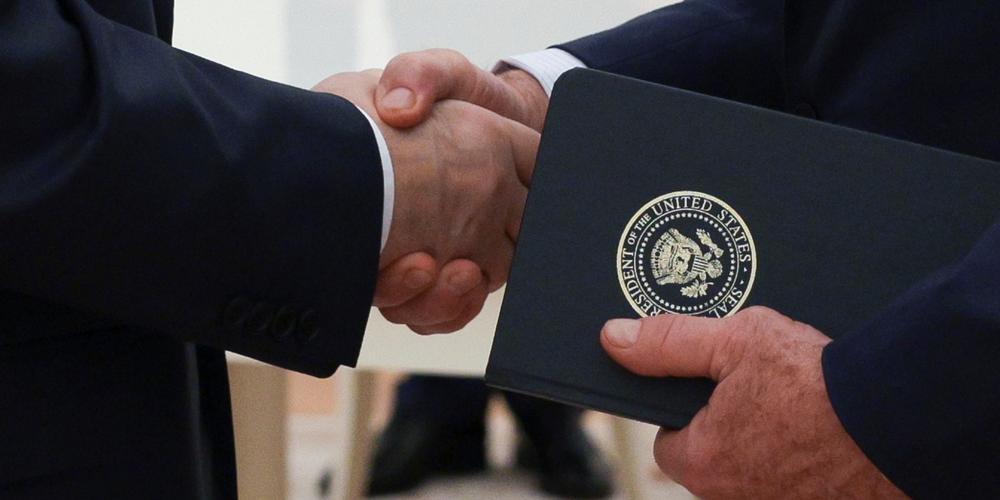 Une photographie distribuée par l’agence officielle de presse russe Sputnik montrant Vladimir Poutine et Steve Witkoff à Moscou, le 6 août 2025. - GAVRIIL GRIGOROV/SPUTNIK/KREMLIN POOL PHOTO VIA AP
