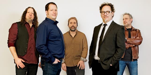 Au Festival interceltique de Lorient, « Les fioles du bonheur » du groupe Le Vent du Nord