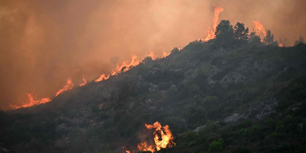 L’incendie du massif des Corbières, vu depuis Fontjoncouse (Aude), le 6 août 2025. - LIONEL BONAVENTURE / AFP