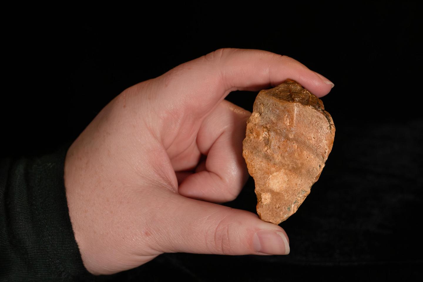 https://img.lemde.fr/2025/08/06/471/0/3000/2000/1440/960/60/0/5b22db3_upload-1-job7vu3gobwg-stone-tools-from-calio.jpeg