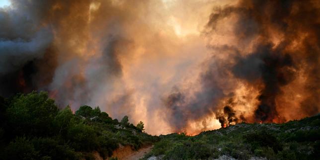 En direct, incendie dans l’Aude : le gigantesque feu dans le massif des Corbières a déjà parcouru 16 000 hectares thumbnail