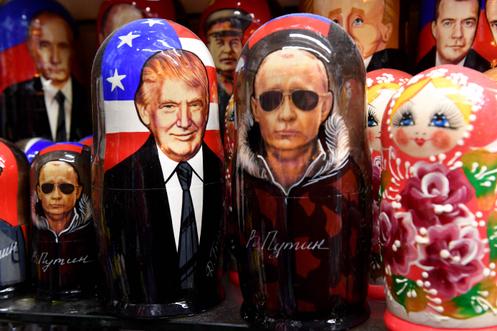 Des poupées russes à l’image des présidents Donald Trump et Vladimir Poutine à Saint-Pétersbourg (Russie), le 7 août 2025.