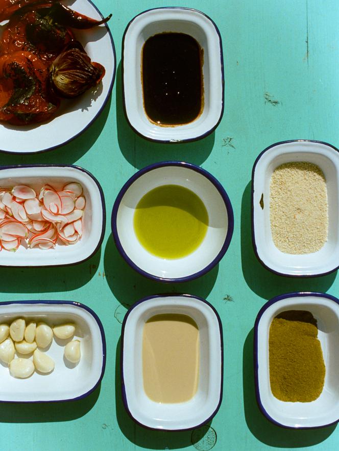 Les épices, les condiments et autres assaisonnements nécessaires pour la recette.