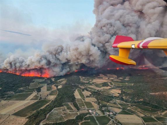 L’incendie dans l’Aude, sur une photographie aérienne prise à bord d’un Canadair de la Sécurité civile et publiée le 6 août 2025 par la préfecture de l’Aude et le service départemental d’incendie et de secours (SDIS).