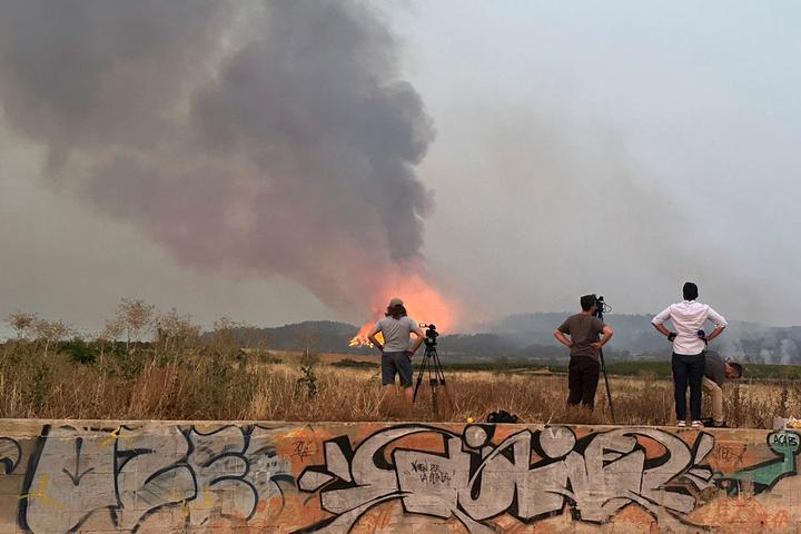 Des journalistes filment l’incendie près de Durban-Corbières (Aude), le 6 août 2025.