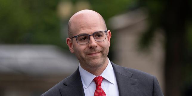 Trump chooses top economic aide for vacant Fed seat