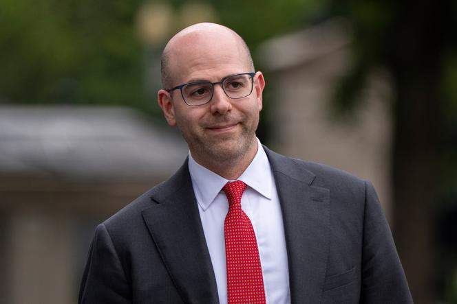 Stephen Miran, presidente do Conselho de Consultores Econômicos, caminha na Casa Branca, em Washington, em 17 de junho de 2025.