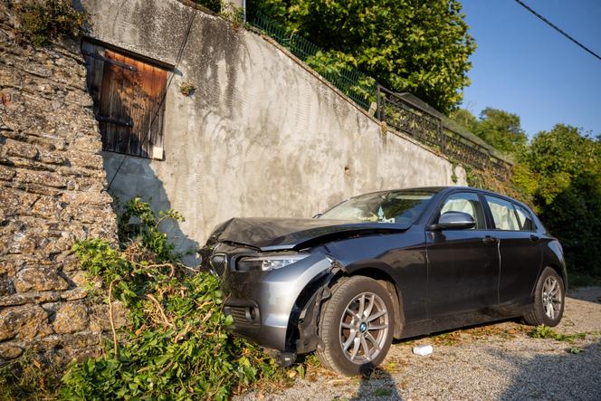 Le véhicule de l’auteur présumé de l’agression de Gilles Dussault, maire de Villeneuve-de-Marc (Isère), encastré dans le mur de la maison de l’élu, le 6 août 2025.