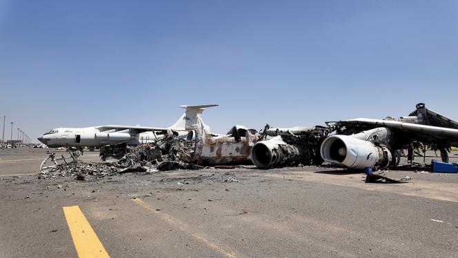 Des avions détruits à l’aéroport de Khartoum, le 27 mars 2025.