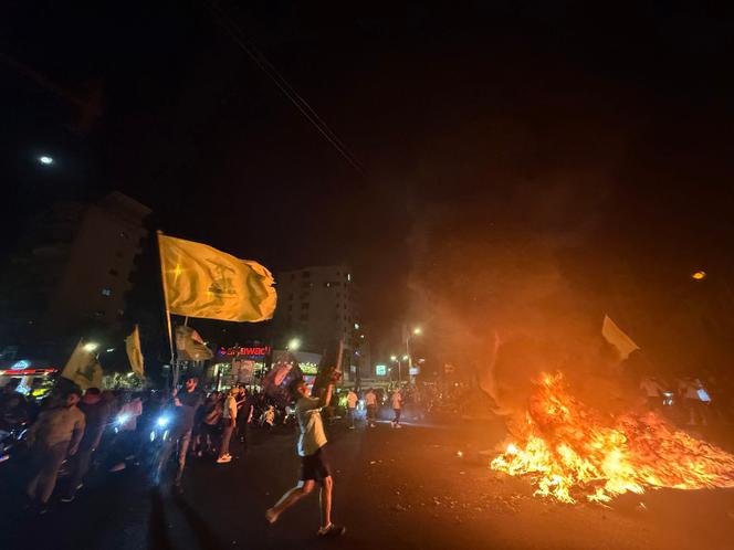 Des partisans du Hezbollah se rassemblent pour protester contre l’approbation, par le gouvernement, d’un plan de désarmement, dans la banlieue sud de Beyrouth (Liban), vendredi 8 août 2025.
