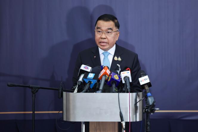 Le vice-ministre thaïlandais de la défense, Nattaphon Narkphanit, s’exprime après une réunion du Comité général extraordinaire sur les frontières visant à discuter du différend frontalier entre la Thaïlande et le Cambodge, à Kuala Lumpur (Malaisie), le jeudi 7 août 2025.