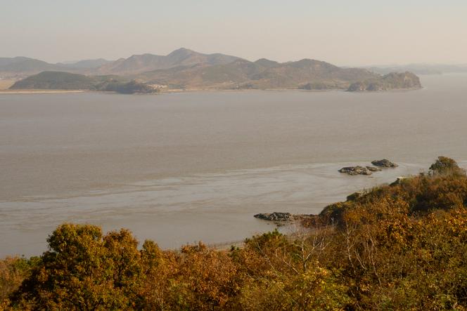 La côte nord-coréenne vue de l’île de Ganghwa, en Corée du Sud, le 8 novembre 2024. 