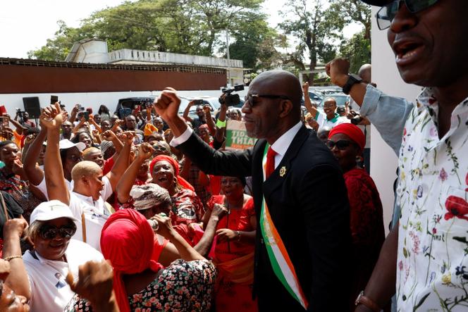 Augustin Houphouët Dia, député de Yopougon, et des militants du Parti démocratique de Côte d’Ivoire (PDCI) protestent contre l’exclusion de leur président, Tidjane Thiam, des listes électorales, à Abidjan, le 24 avril 2025. 