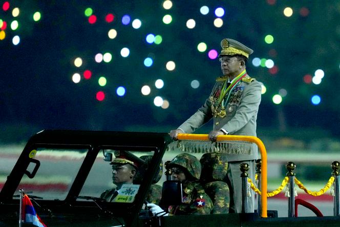 Le général Min Aung Hlaing, lors d’une parade militaire à Naypyitaw (Birmanie), le 27 mars 2025. 