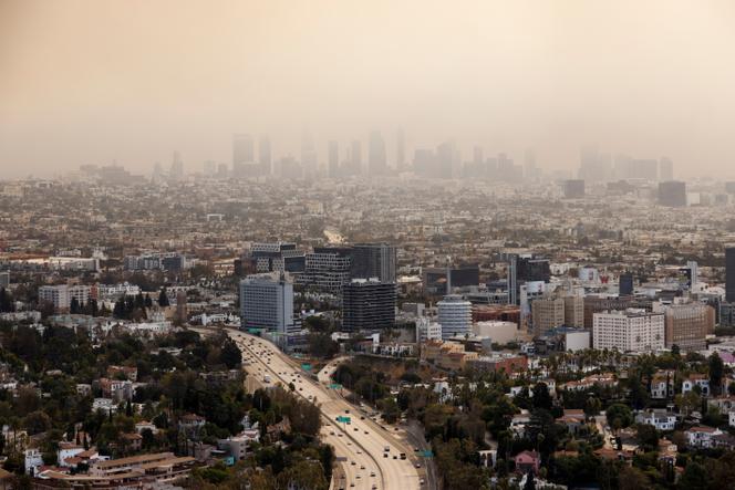 Les incendies couvrent l’horizon de fumée à Los Angeles en Californie, le 8 janvier 2025.
